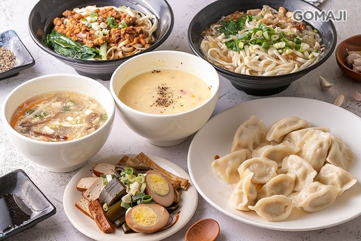 整桌水餃小菜與酸辣湯