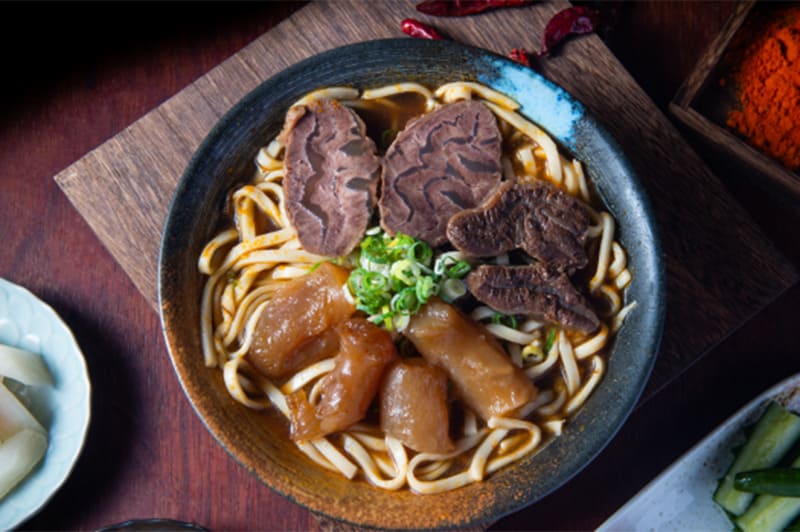 辣味半筋半肉牛肉麵 + 辣味滿福牛肉麵